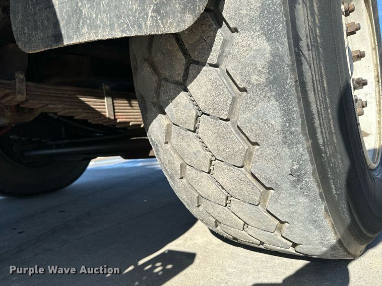 image for item GG9884 1995 Ford L8000  hydrovac truck