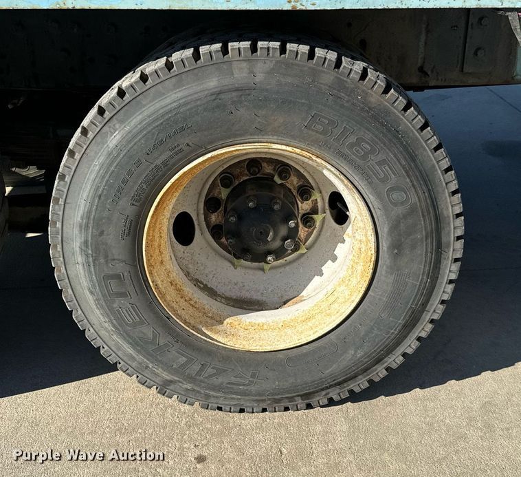 image for item GG9884 1995 Ford L8000  hydrovac truck