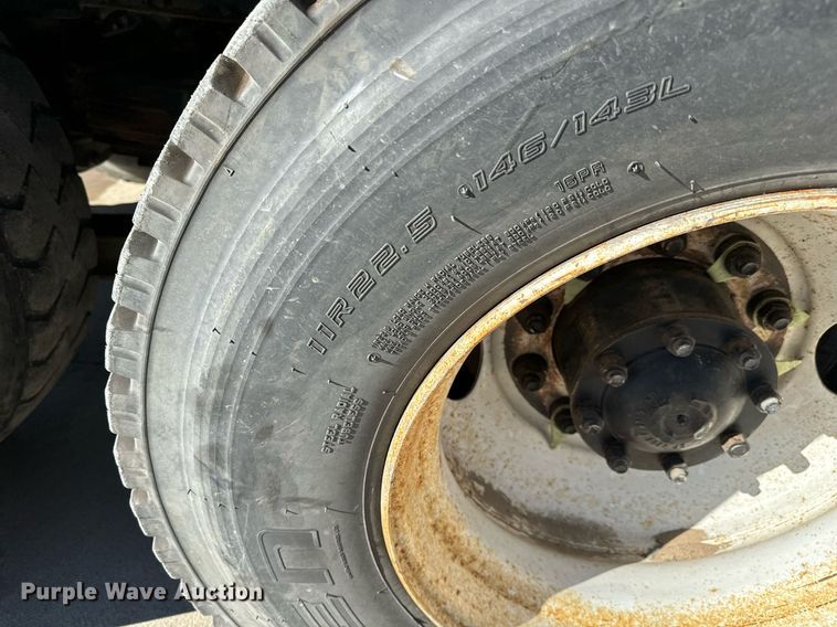 image for item GG9884 1995 Ford L8000  hydrovac truck