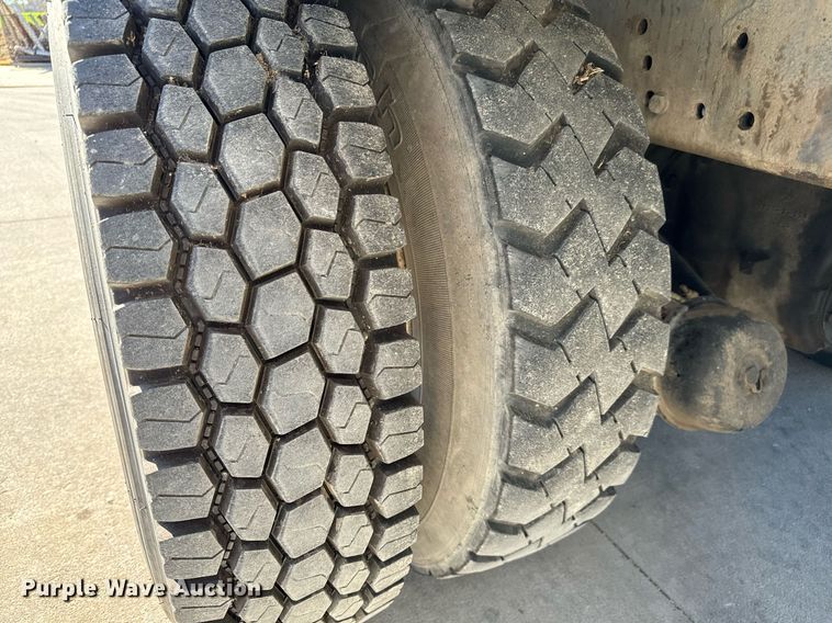 image for item GG9884 1995 Ford L8000  hydrovac truck