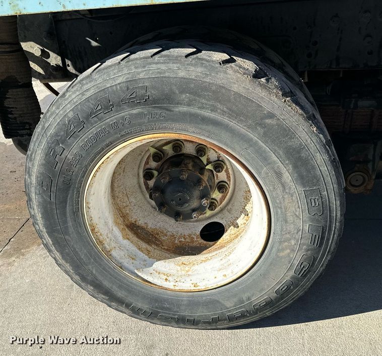 image for item GG9884 1995 Ford L8000  hydrovac truck