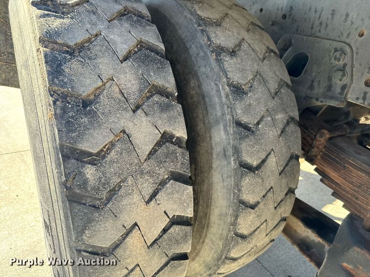 image for item GG9884 1995 Ford L8000  hydrovac truck