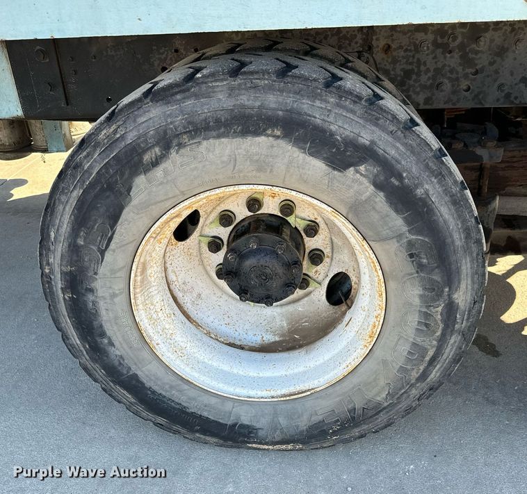 image for item GG9884 1995 Ford L8000  hydrovac truck