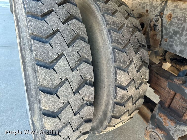 image for item GG9884 1995 Ford L8000  hydrovac truck