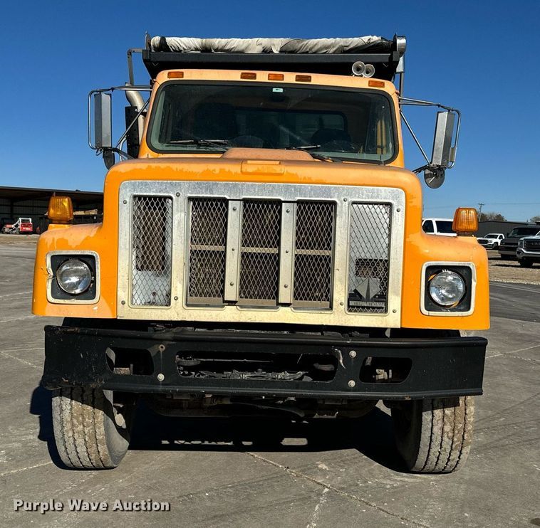 image for item GG9952 2002 International 2554  dump truck
