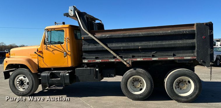 image for item GG9952 2002 International 2554  dump truck