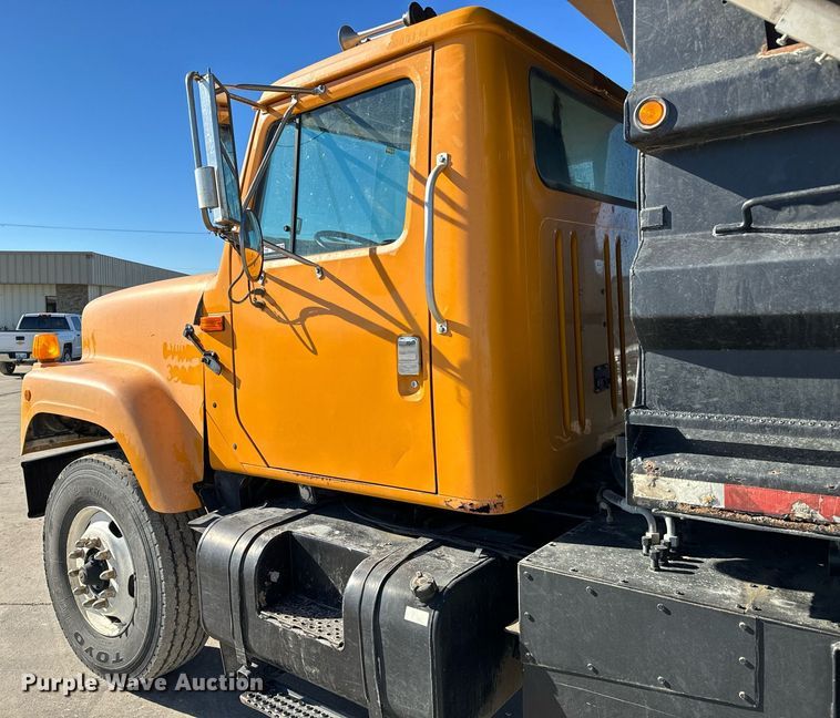 image for item GG9952 2002 International 2554  dump truck