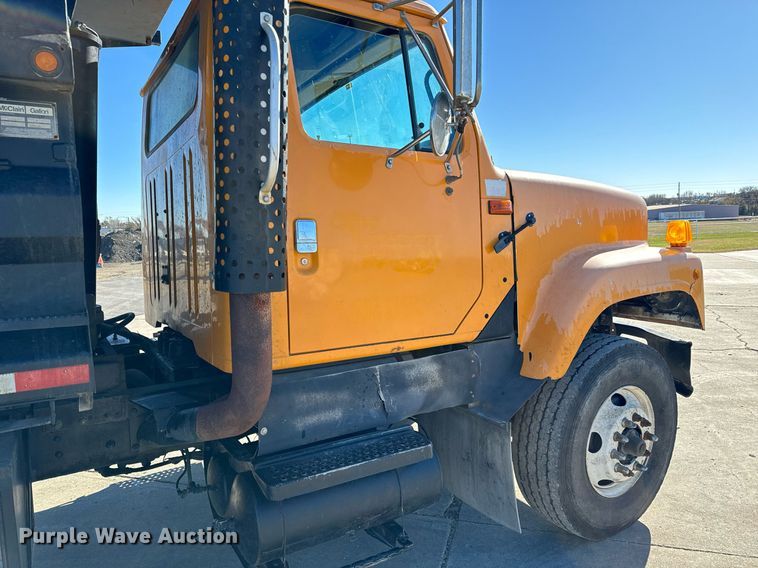 image for item GG9952 2002 International 2554  dump truck