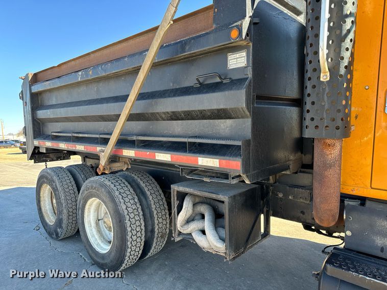 image for item GG9952 2002 International 2554  dump truck