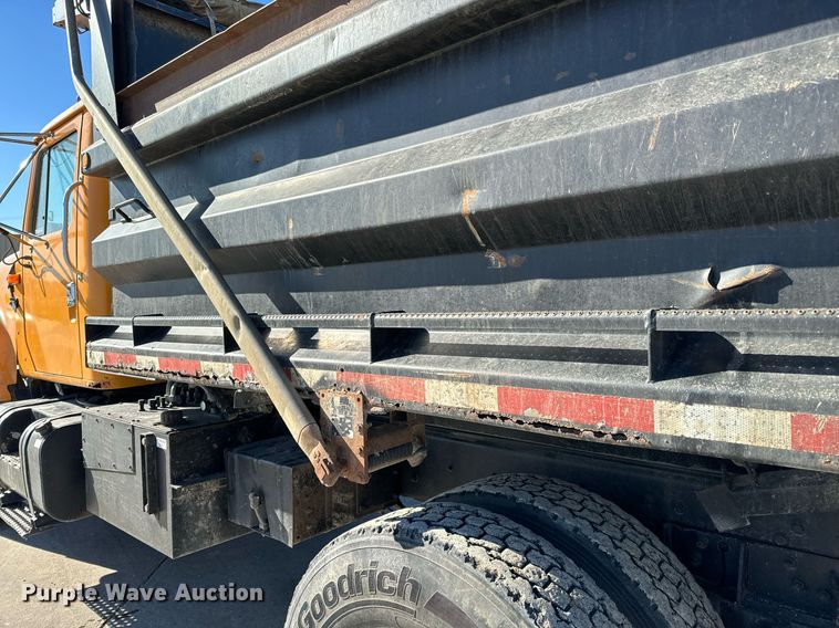 image for item GG9952 2002 International 2554  dump truck