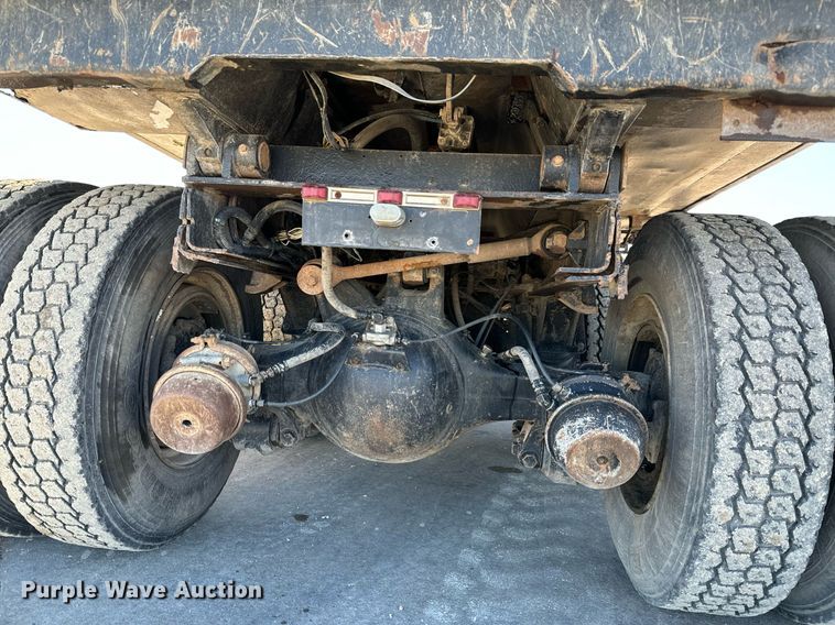 image for item GG9952 2002 International 2554  dump truck