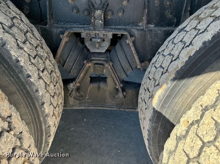 image for item GG9952 2002 International 2554  dump truck