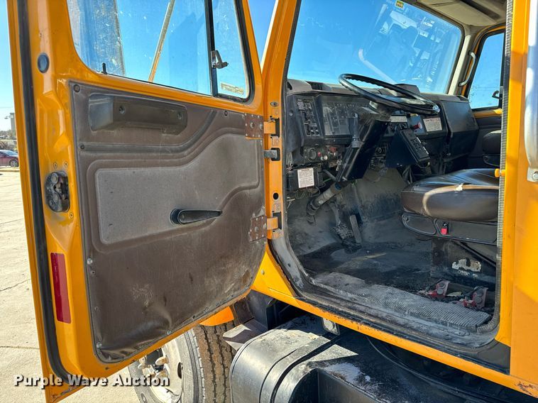 image for item GG9952 2002 International 2554  dump truck