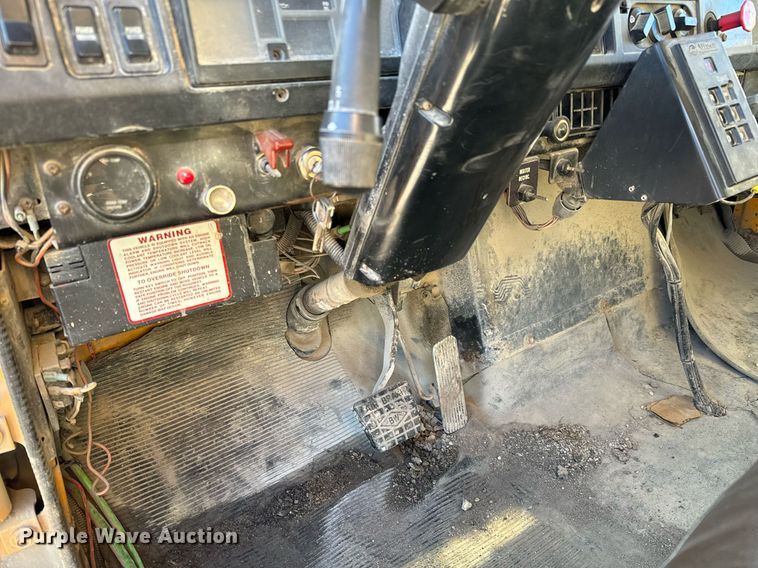 image for item GG9952 2002 International 2554  dump truck