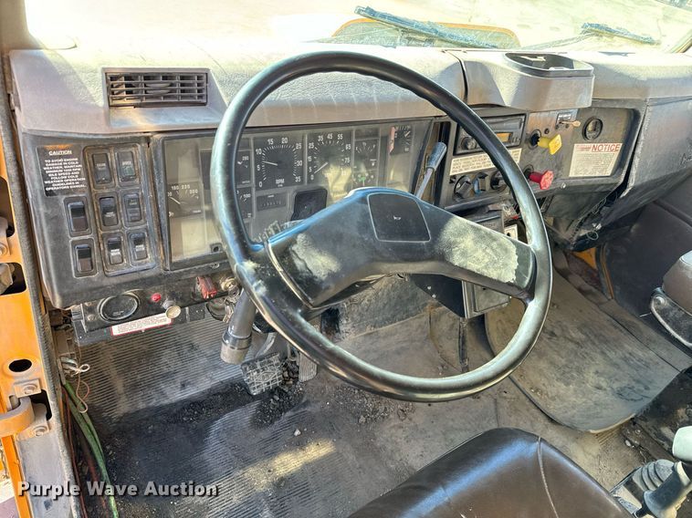 image for item GG9952 2002 International 2554  dump truck