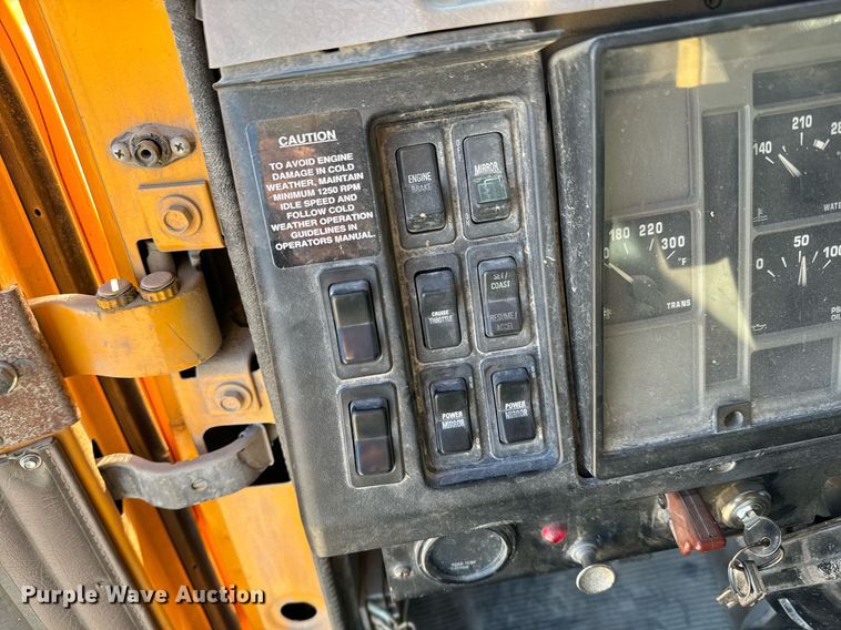 image for item GG9952 2002 International 2554  dump truck