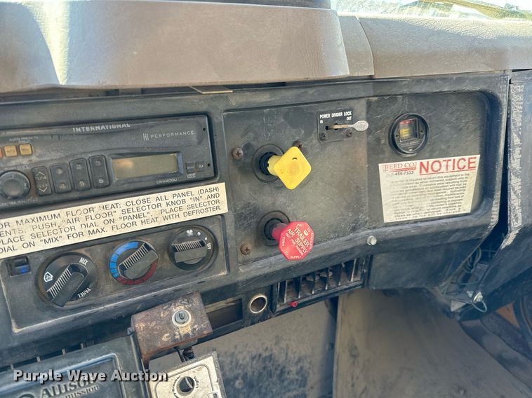 image for item GG9952 2002 International 2554  dump truck