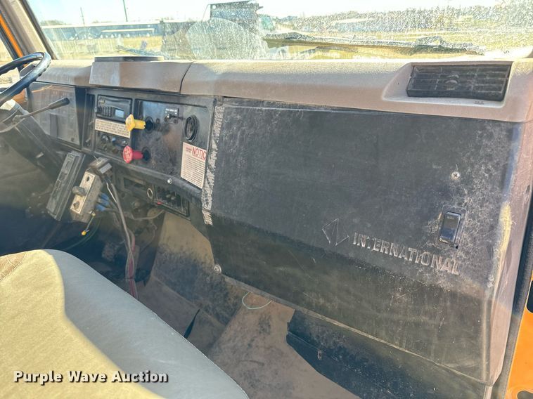 image for item GG9952 2002 International 2554  dump truck