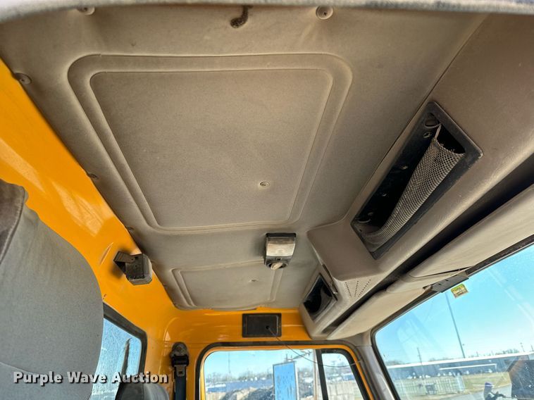 image for item GG9952 2002 International 2554  dump truck