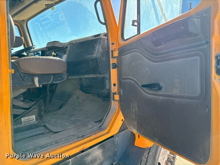 image for item GG9952 2002 International 2554  dump truck