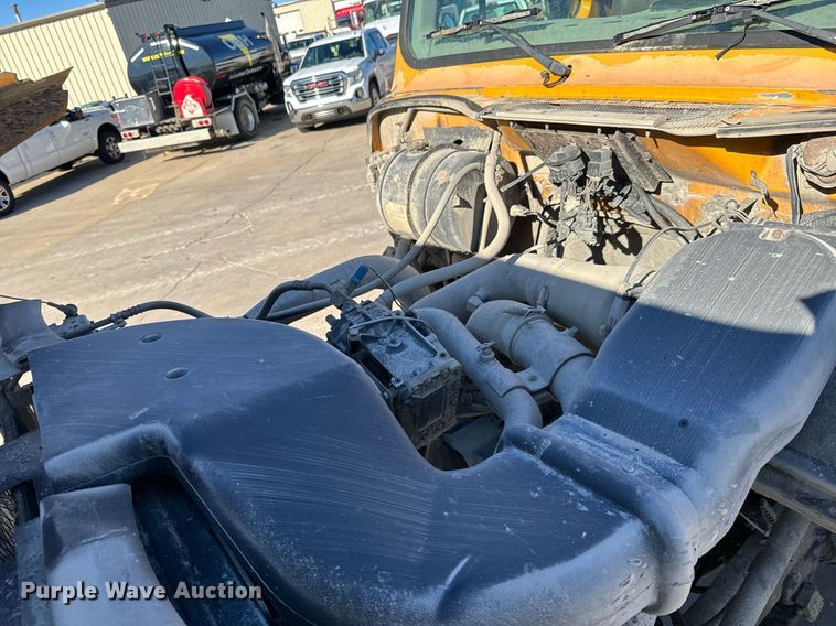 image for item GG9952 2002 International 2554  dump truck