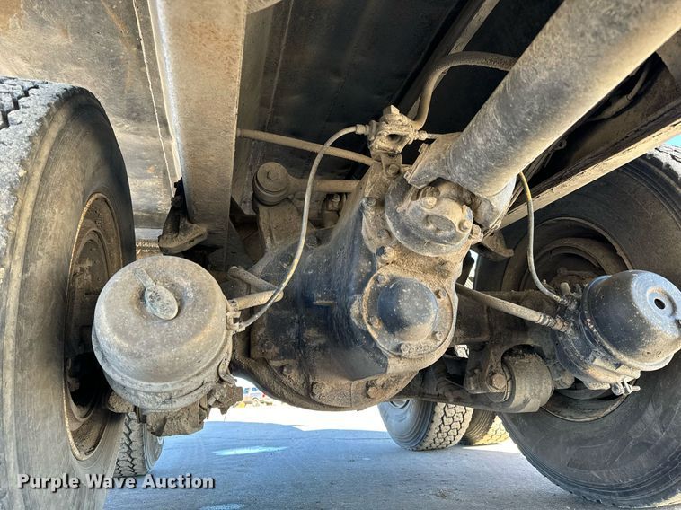 image for item GG9952 2002 International 2554  dump truck