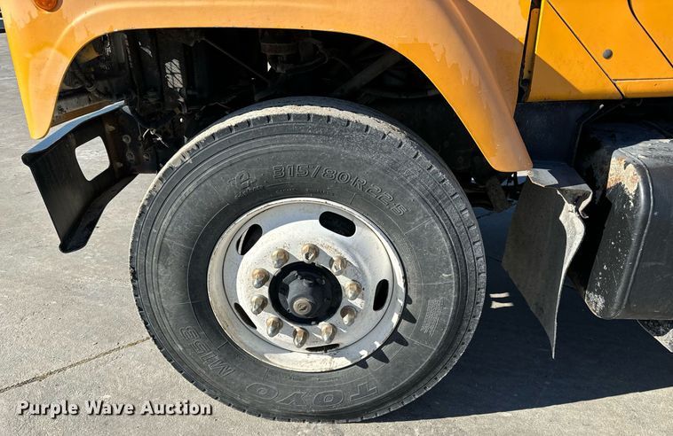 image for item GG9952 2002 International 2554  dump truck