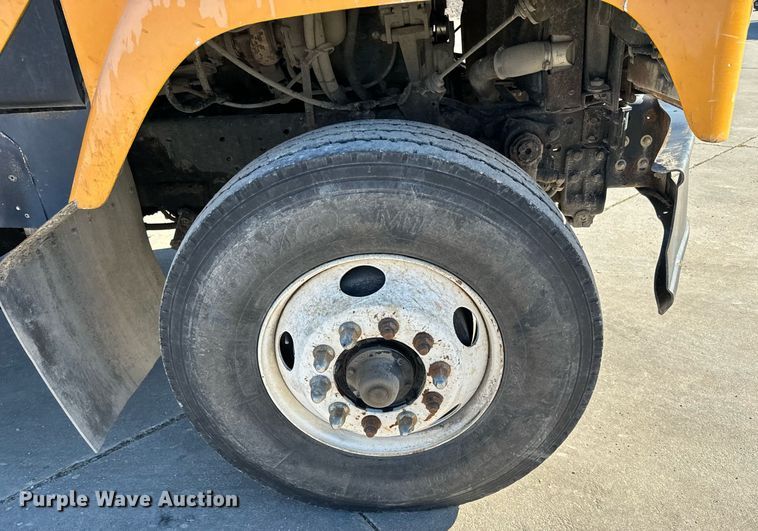 image for item GG9952 2002 International 2554  dump truck