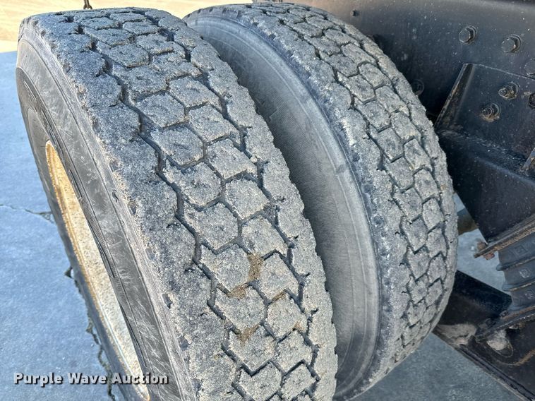 image for item GG9952 2002 International 2554  dump truck