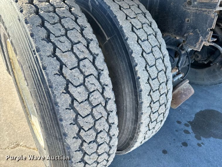 image for item GG9952 2002 International 2554  dump truck