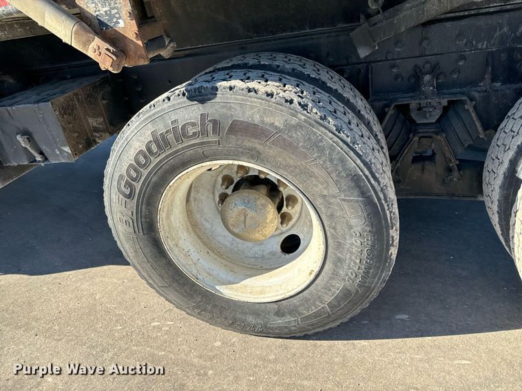 image for item GG9952 2002 International 2554  dump truck