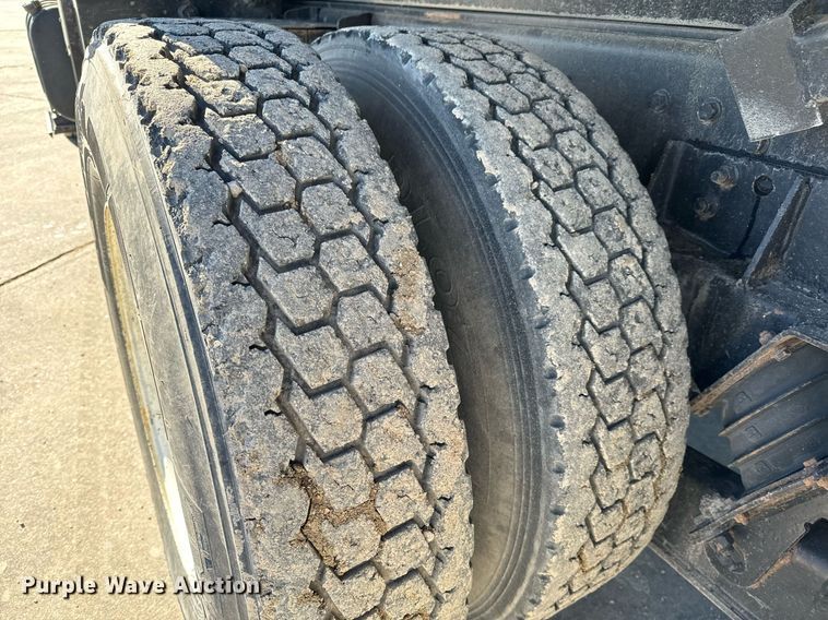 image for item GG9952 2002 International 2554  dump truck