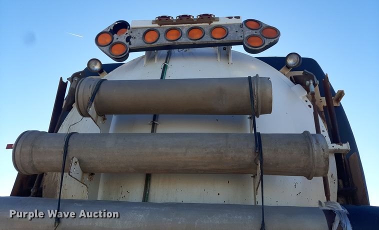 image for item GG9955 2001 Sterling  vacuum truck