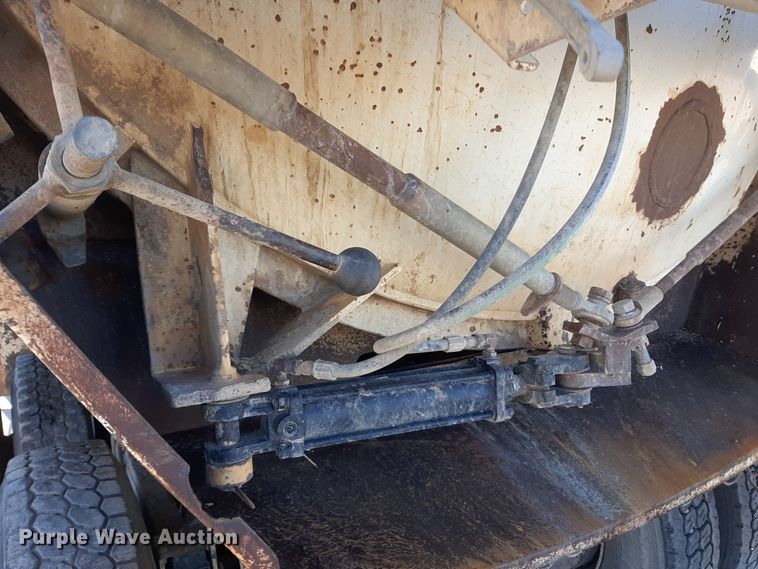 image for item GG9955 2001 Sterling  vacuum truck