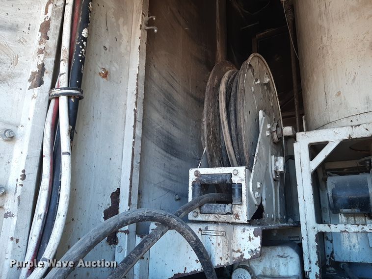 image for item GG9955 2001 Sterling  vacuum truck