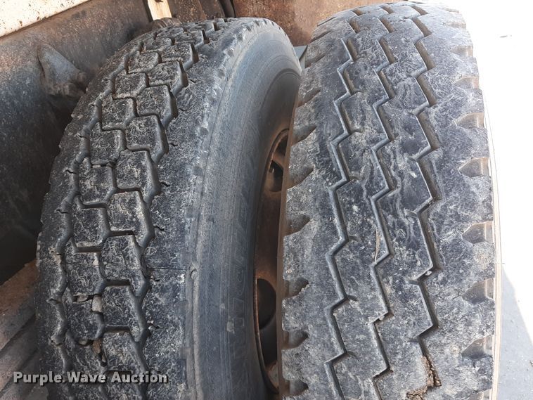 image for item GG9955 2001 Sterling  vacuum truck