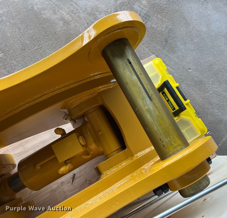 image for item JT9041 HTV Machinery CAT320  excavator quick coupler