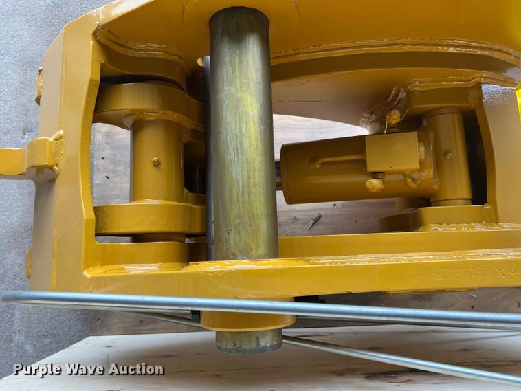 image for item JT9041 HTV Machinery CAT320  excavator quick coupler