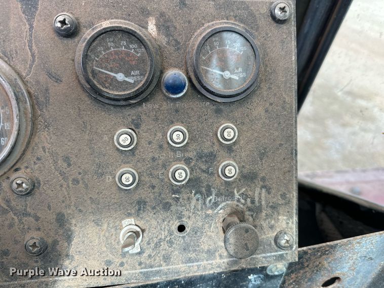 image for item JT9220 1981 Link-Belt HTC1040  crane