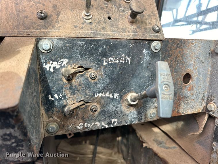 image for item JT9220 1981 Link-Belt HTC1040  crane