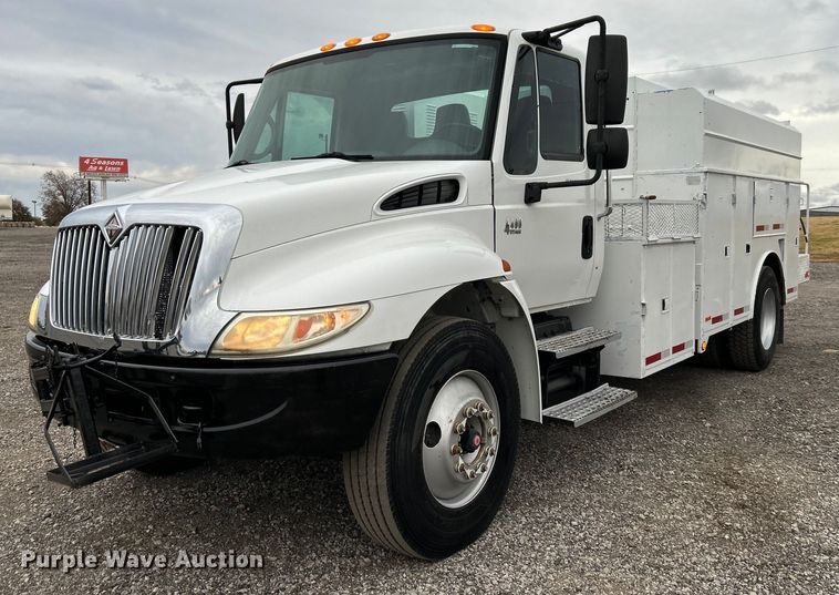 image for item KH9647 2003 International 4400  utility / service truck