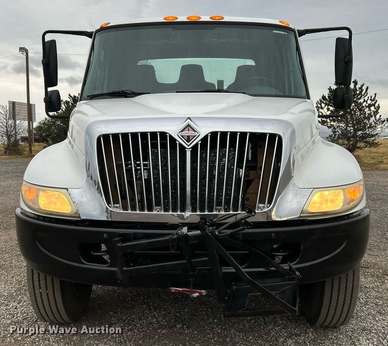 image for item KH9647 2003 International 4400  utility / service truck