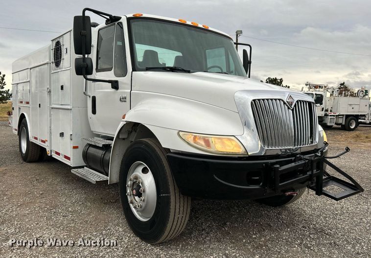 image for item KH9647 2003 International 4400  utility / service truck