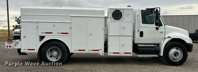 image for item KH9647 2003 International 4400  utility / service truck