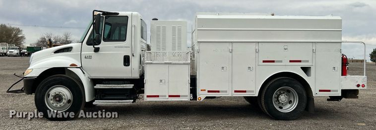image for item KH9647 2003 International 4400  utility / service truck