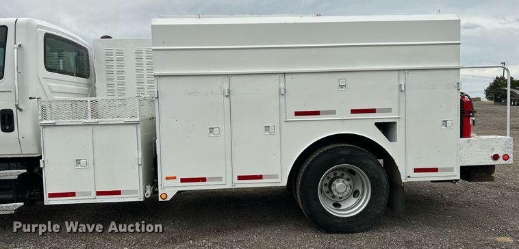 image for item KH9647 2003 International 4400  utility / service truck