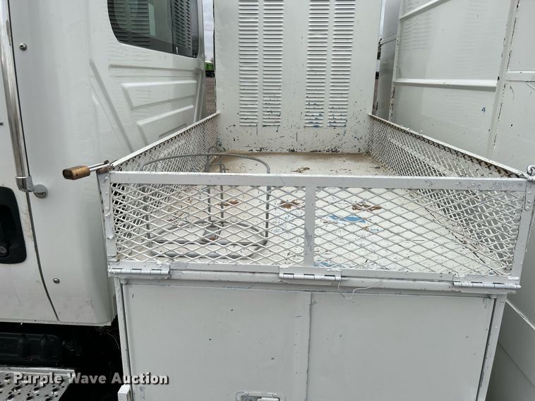 image for item KH9647 2003 International 4400  utility / service truck