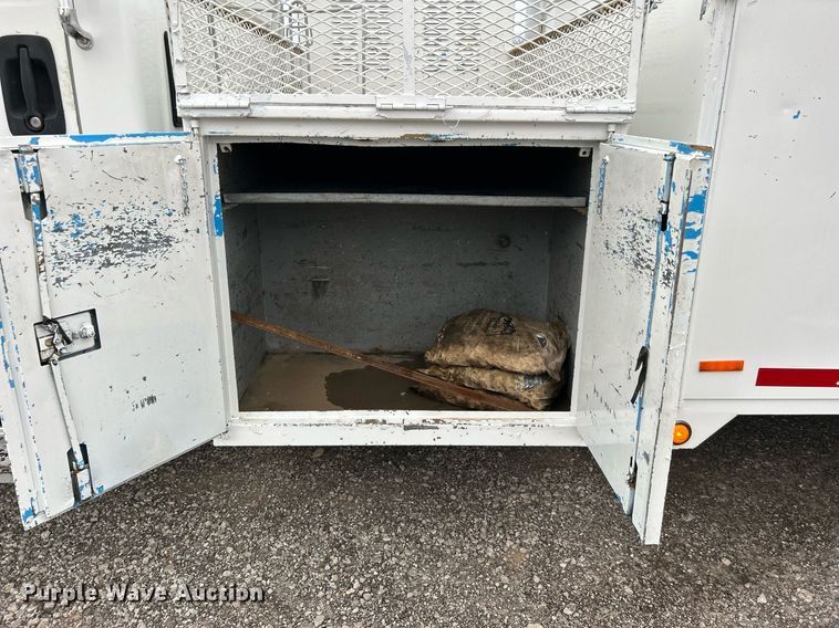 image for item KH9647 2003 International 4400  utility / service truck