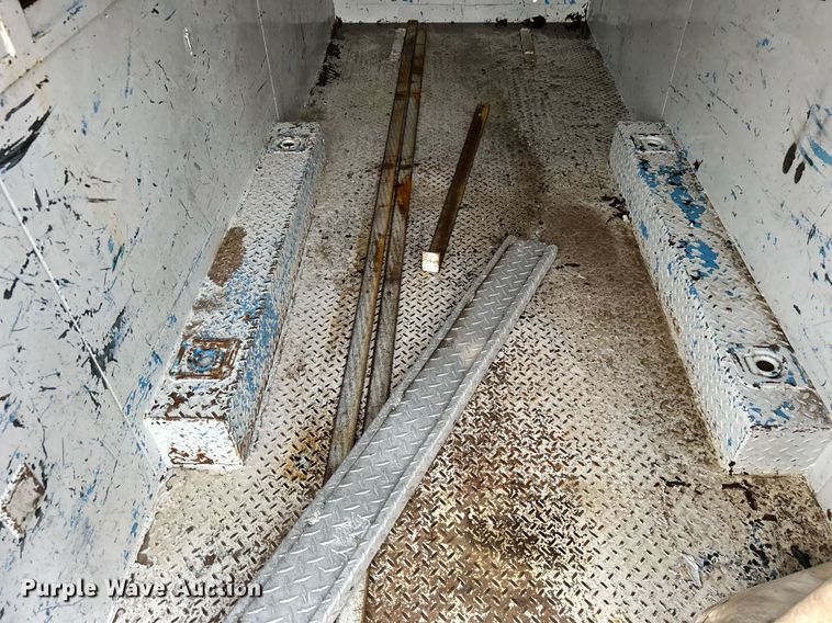 image for item KH9647 2003 International 4400  utility / service truck