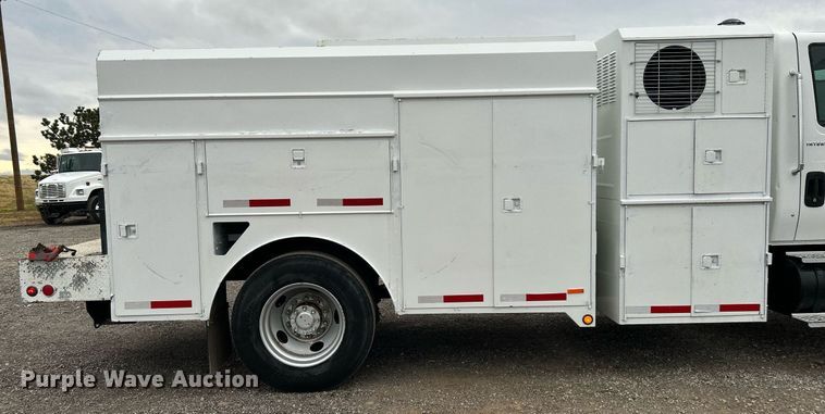 image for item KH9647 2003 International 4400  utility / service truck